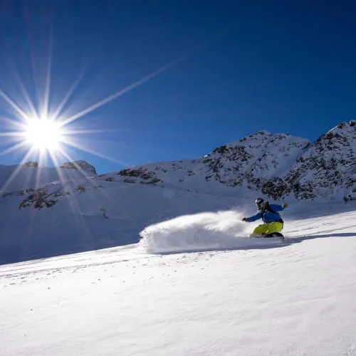 Skifahrer im Pitztal, helle Sonne, schneebedeckte Berge